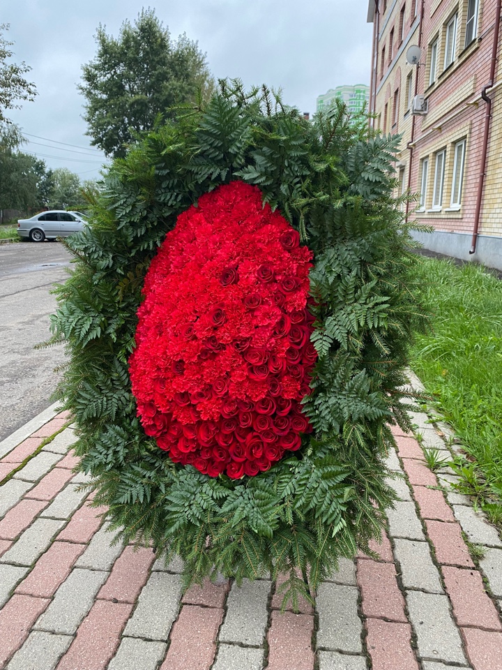 Венок ритуальный из гвоздик