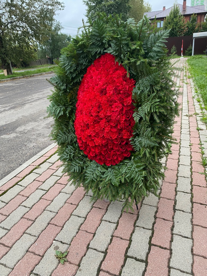 Венок ритуальный из гвоздик