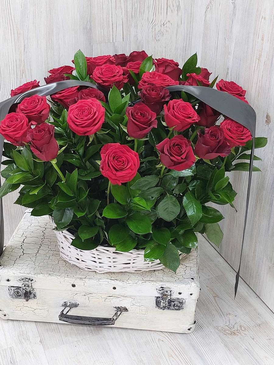 Корзина на возложение 40 роз