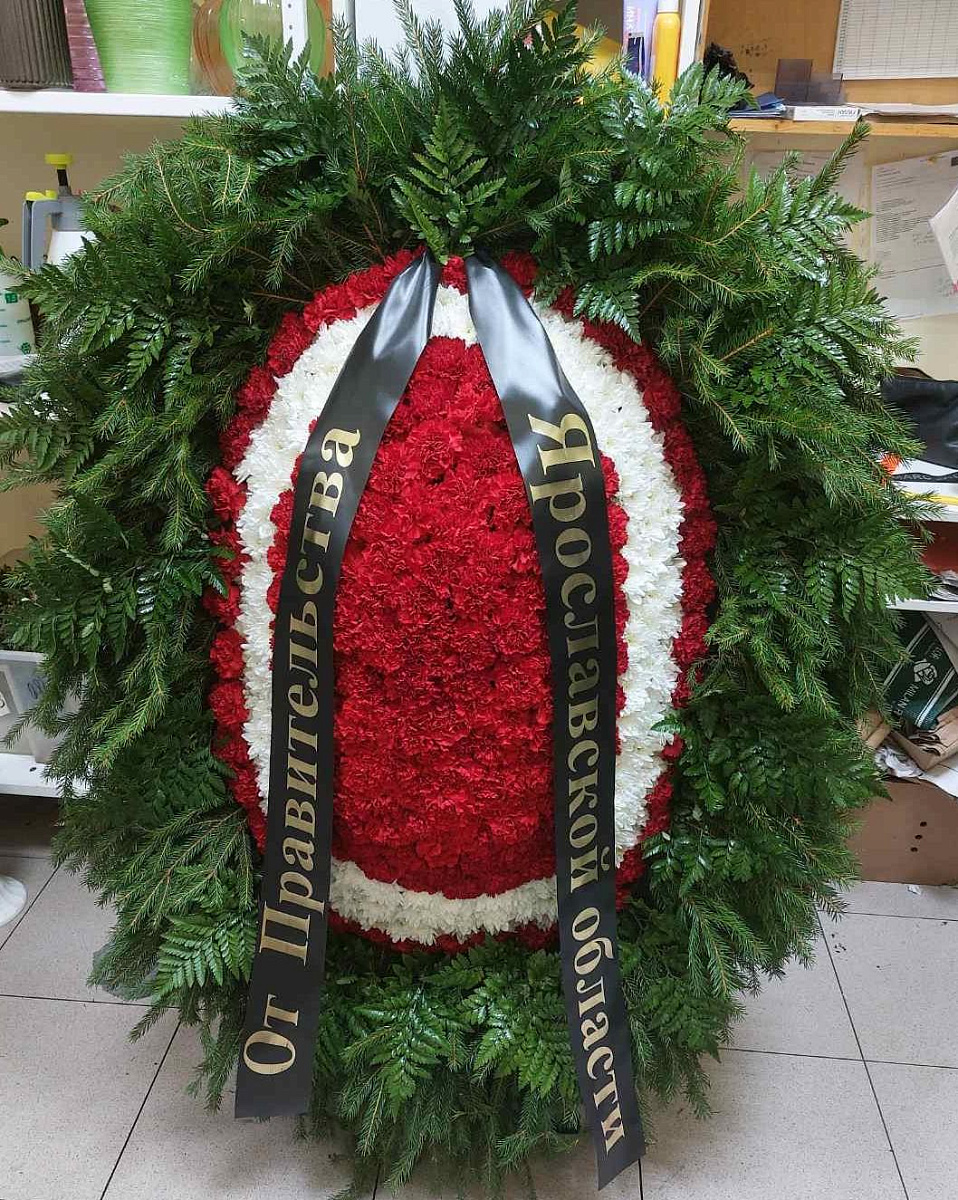 Венок ритуальный из гвоздик и хризантем