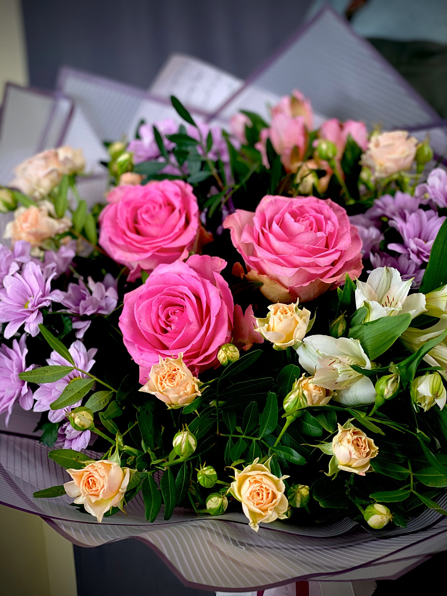 Букет с розами, альстромерией и хризантемой №28